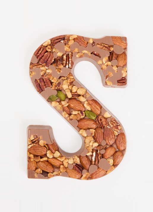 Urban Cacao Melk chocoladeletter met noten 180 gram - voorkant 2 s