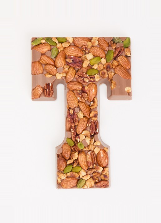 Urban Cacao Melk chocoladeletter met noten 180 gram - voorkant 2 t