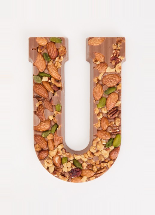 Urban Cacao Melk chocoladeletter met noten 180 gram - voorkant 2 u