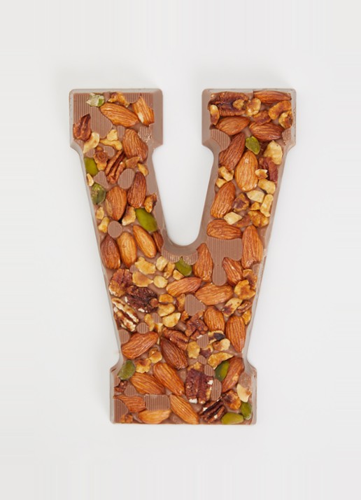 Urban Cacao Melk chocoladeletter met noten 180 gram - voorkant 2 v