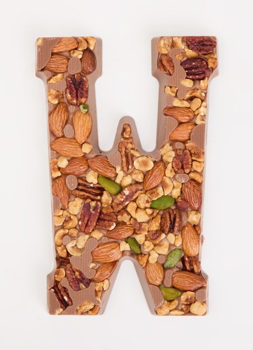 Urban Cacao Melk chocoladeletter met noten 180 gram - voorkant 2 w