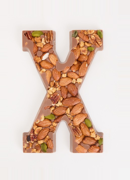 Urban Cacao Melk chocoladeletter met noten 180 gram - voorkant 2 x
