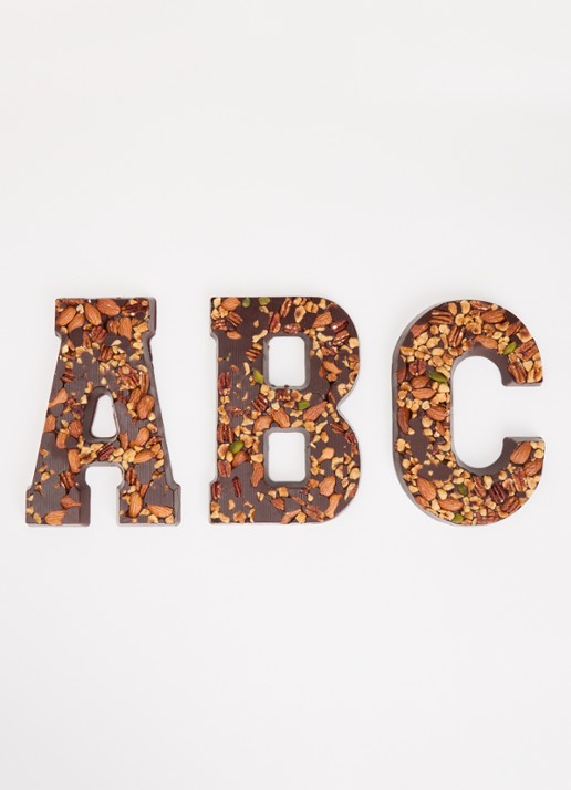 Urban Cacao Pure chocoladeletter met noten 180 gram - detail a