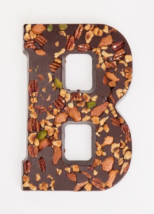 Urban Cacao Pure chocoladeletter met noten 180 gram - voorkant 2 b