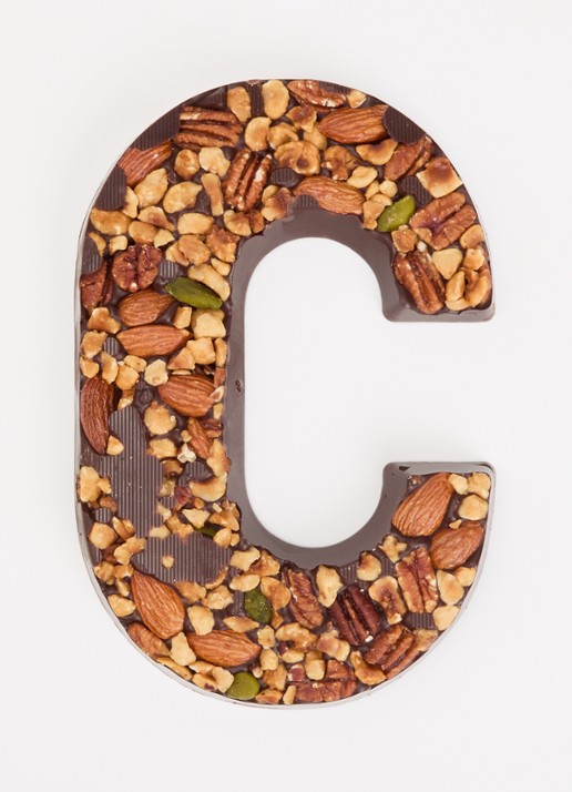 Urban Cacao Pure chocoladeletter met noten 180 gram - voorkant 2 c