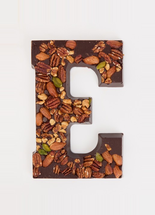 Urban Cacao Pure chocoladeletter met noten 180 gram - voorkant 2 e