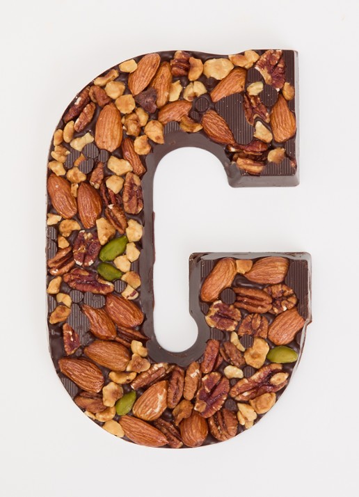 Urban Cacao Pure chocoladeletter met noten 180 gram - voorkant 2 g