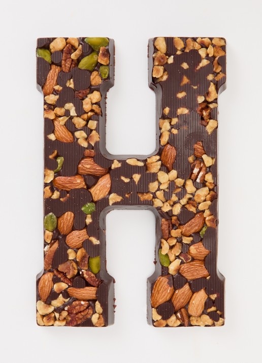 Urban Cacao Pure chocoladeletter met noten 180 gram - voorkant 2 h