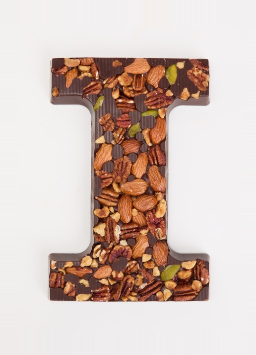 Urban Cacao Pure chocoladeletter met noten 180 gram - voorkant 2 i