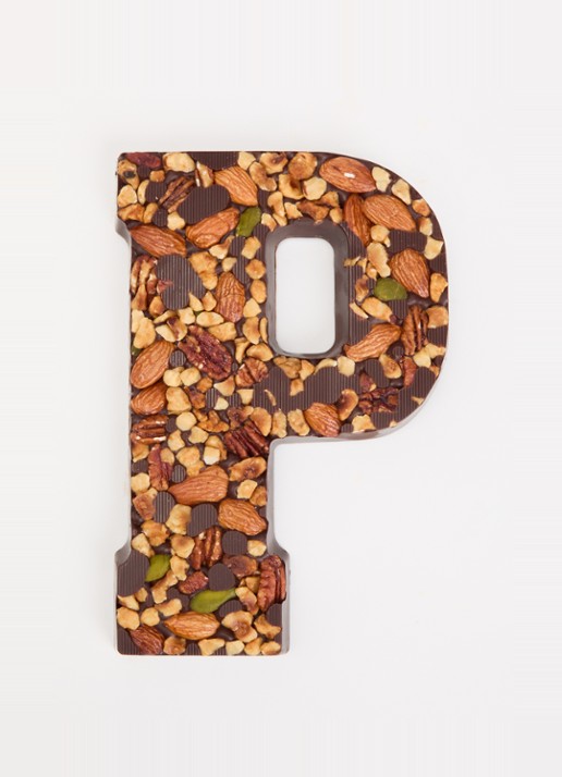 Urban Cacao Pure chocoladeletter met noten 180 gram - voorkant 2 p