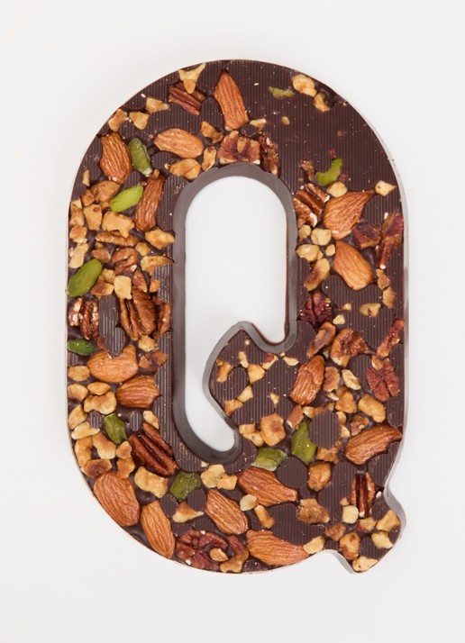 Urban Cacao Pure chocoladeletter met noten 180 gram - voorkant 2 q