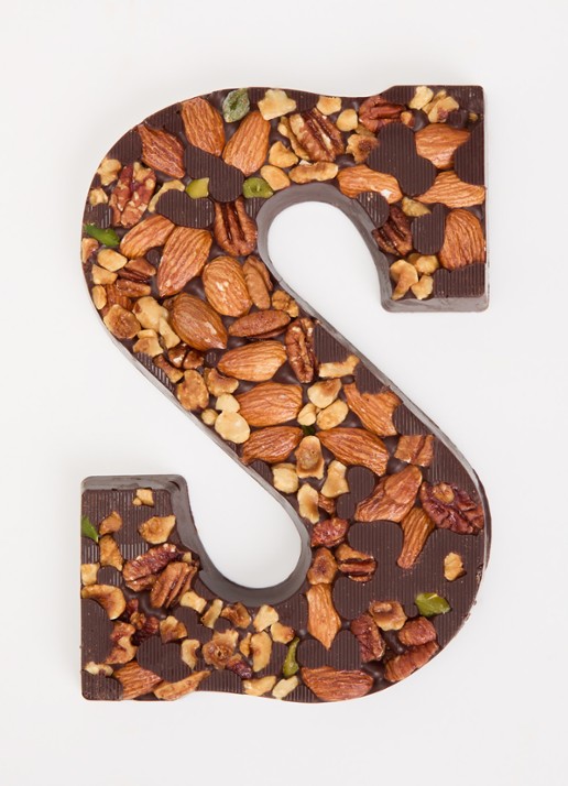 Urban Cacao Pure chocoladeletter met noten 180 gram - voorkant 2 s