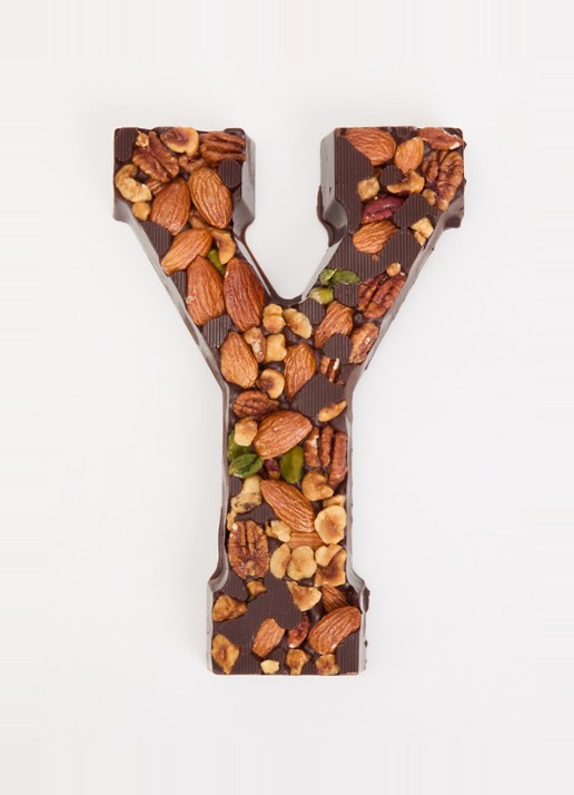 Urban Cacao Pure chocoladeletter met noten 180 gram - voorkant 2 y