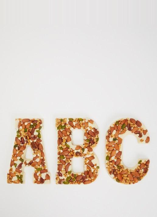 Urban Cacao Witte chocoladeletter met noten 180 gram - detail 3 a