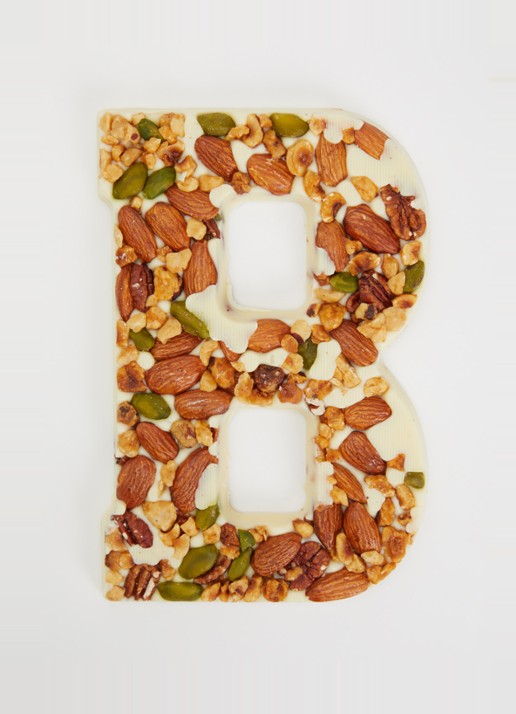 Urban Cacao Witte chocoladeletter met noten 180 gram - voorkant 2 b
