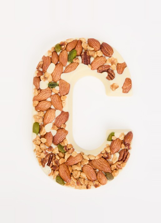 Urban Cacao Witte chocoladeletter met noten 180 gram - voorkant 2 c