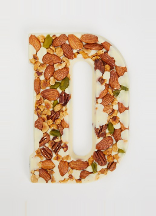 Urban Cacao Witte chocoladeletter met noten 180 gram - voorkant 2 d