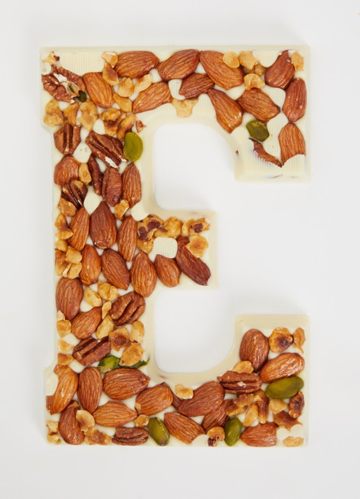 Urban Cacao Witte chocoladeletter met noten 180 gram - voorkant 2 e