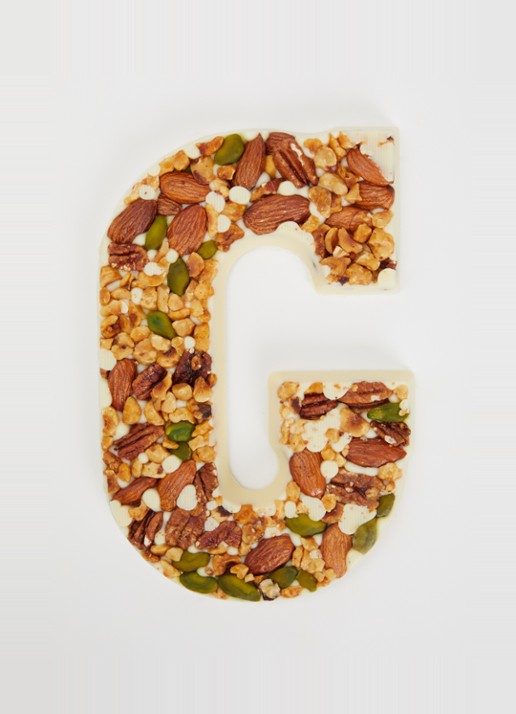 Urban Cacao Witte chocoladeletter met noten 180 gram - voorkant 2 g