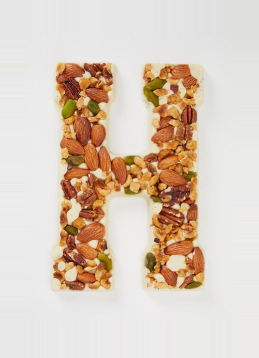 Urban Cacao Witte chocoladeletter met noten 180 gram - voorkant 2 h
