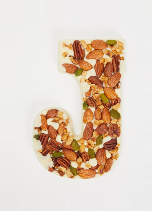 Urban Cacao Witte chocoladeletter met noten 180 gram - voorkant 2 j