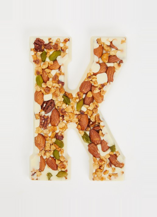 Urban Cacao Witte chocoladeletter met noten 180 gram - voorkant 2 k