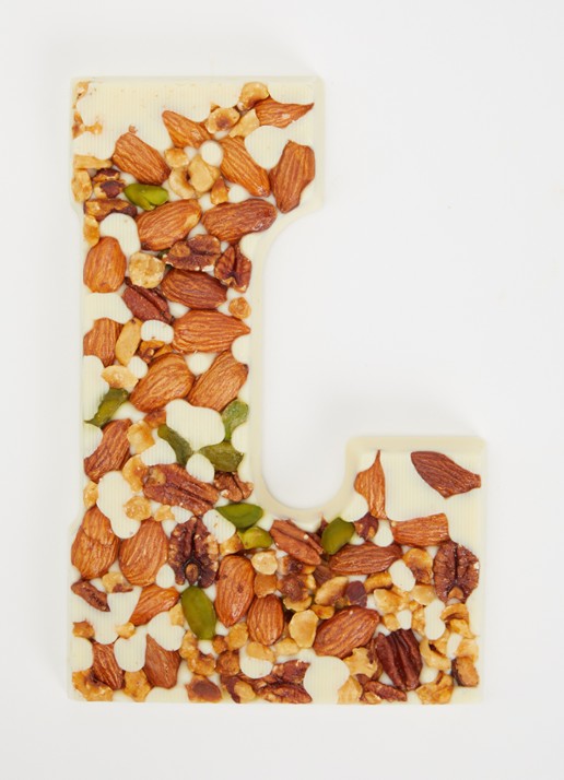 Urban Cacao Witte chocoladeletter met noten 180 gram - voorkant 2 l