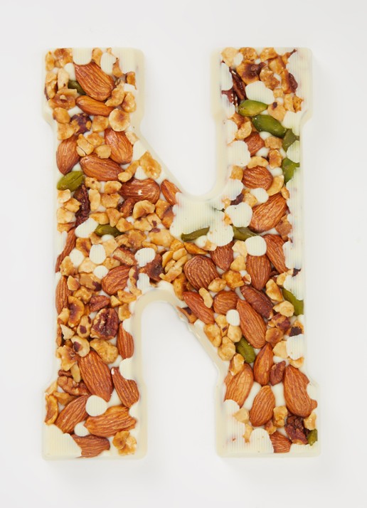 Urban Cacao Witte chocoladeletter met noten 180 gram - voorkant 2 n