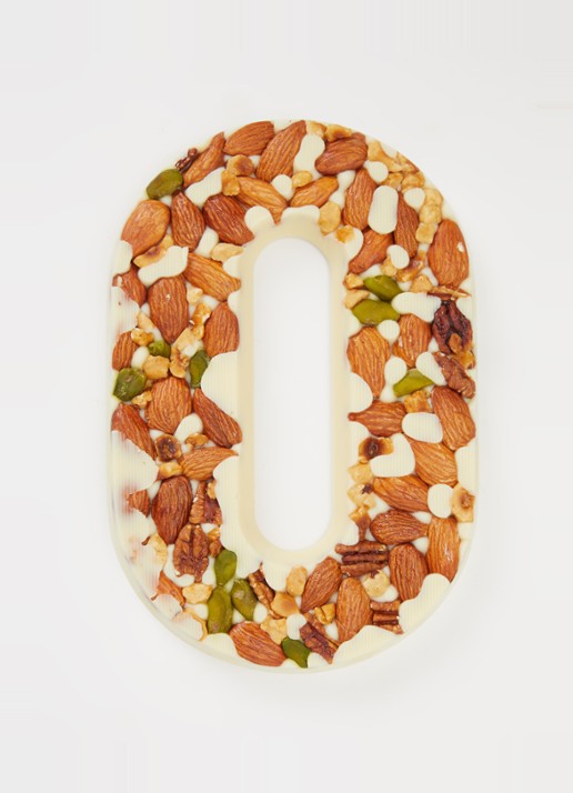 Urban Cacao Witte chocoladeletter met noten 180 gram - voorkant 2 o