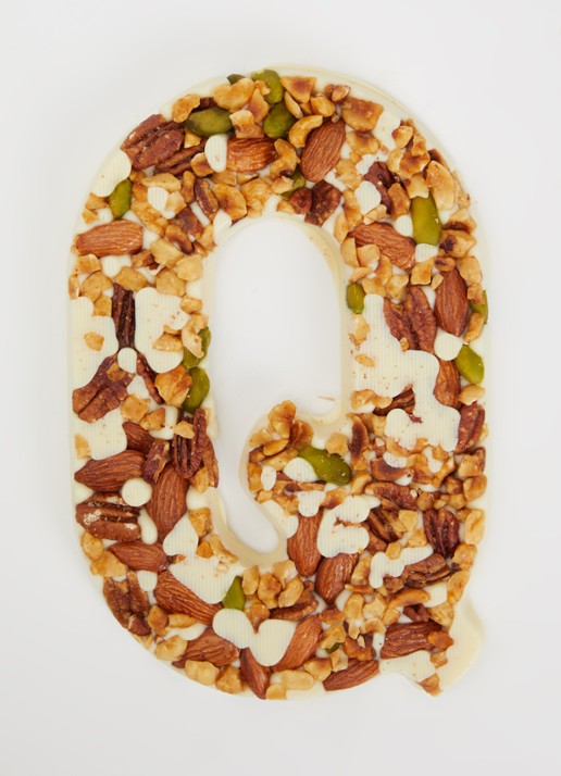 Urban Cacao Witte chocoladeletter met noten 180 gram - voorkant 2 q