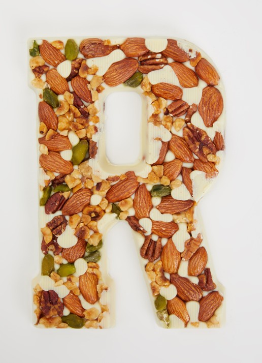 Urban Cacao Witte chocoladeletter met noten 180 gram - voorkant 2 r
