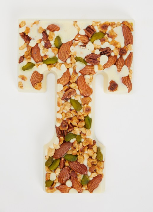Urban Cacao Witte chocoladeletter met noten 180 gram - voorkant 2 t