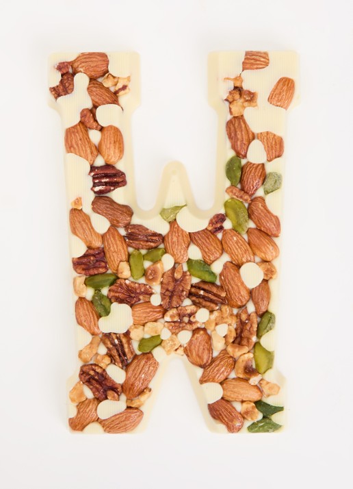 Urban Cacao Witte chocoladeletter met noten 180 gram - voorkant 2 w