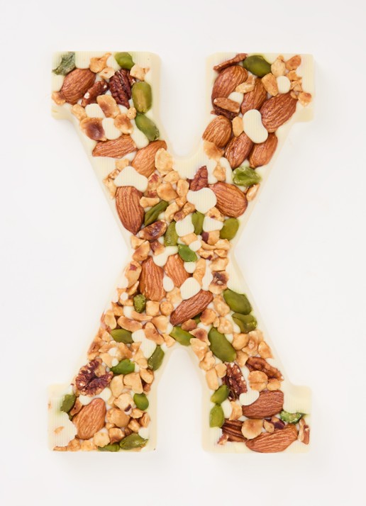 Urban Cacao Witte chocoladeletter met noten 180 gram - voorkant 2 x