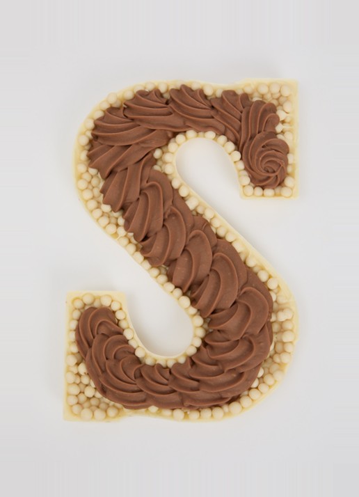 Urban Cacao Witte chocoladeletter met pralinévulling en parels 200 gram - voorkant 2 s