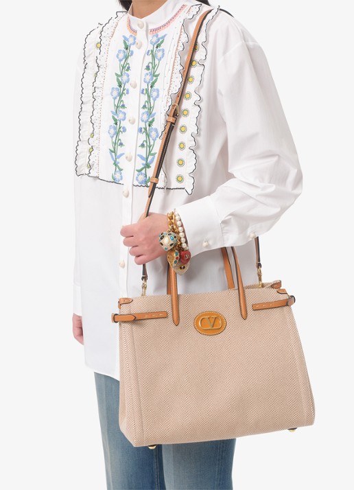 Valentino Garavani Antibes Medium shopper van canvas met leren details - detail 6 camel