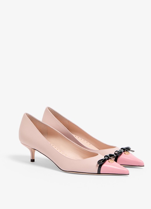 Valentino Garavani Bepointy pump van geitenleer met strikdetail - voorkant 2 oudroze