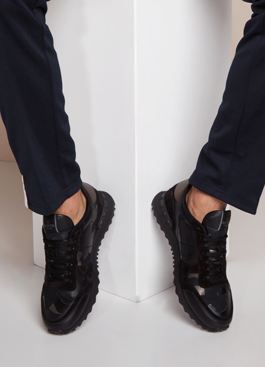 Valentino Garavani Camouflage Rockrunner sneaker met suède details - voorkant 5 zwart