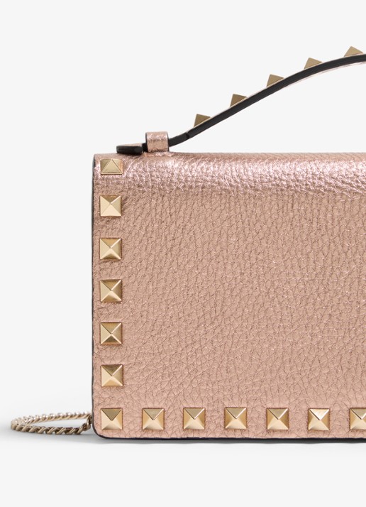 Valentino Garavani Clutch van kalfsleer met metallic finish en studs - detail 6 brons