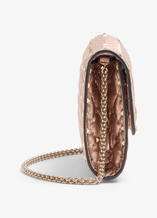 Valentino Garavani Crossbodytas van lamsleer met metallic finish en studs - detail 4 roze