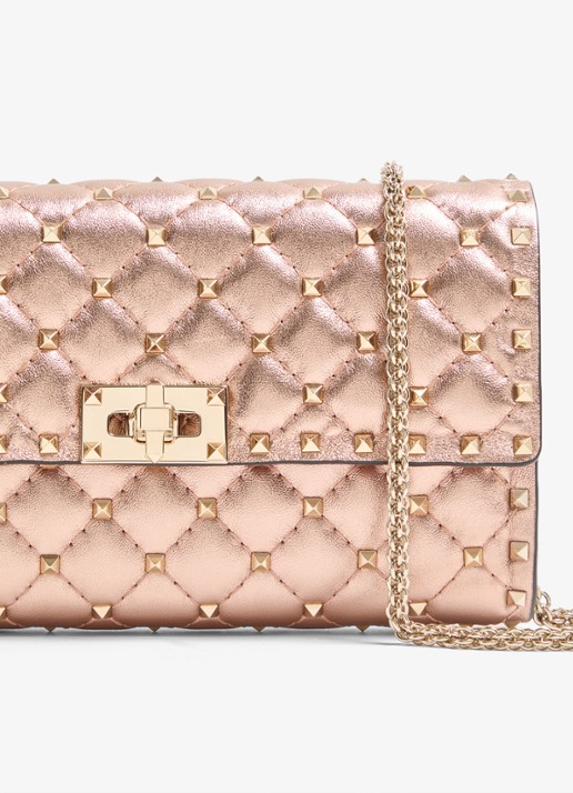 Valentino Garavani Crossbodytas van lamsleer met metallic finish en studs - detail 5 roze