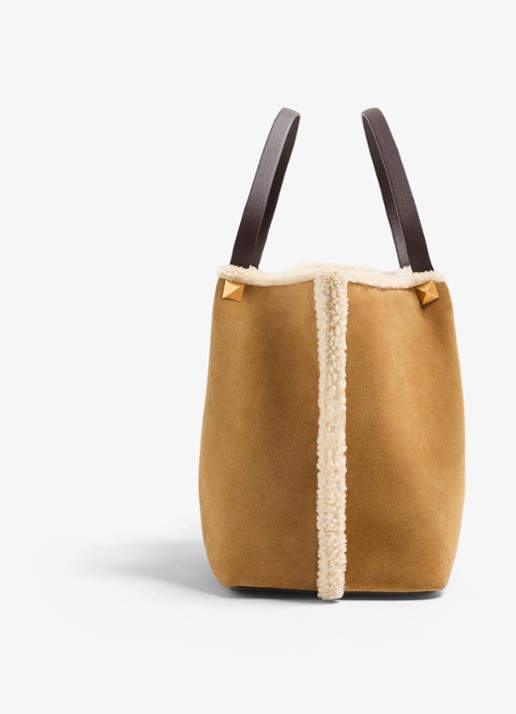 Valentino Garavani Medium shopper van kalfssuède met schapenvacht - detail camel