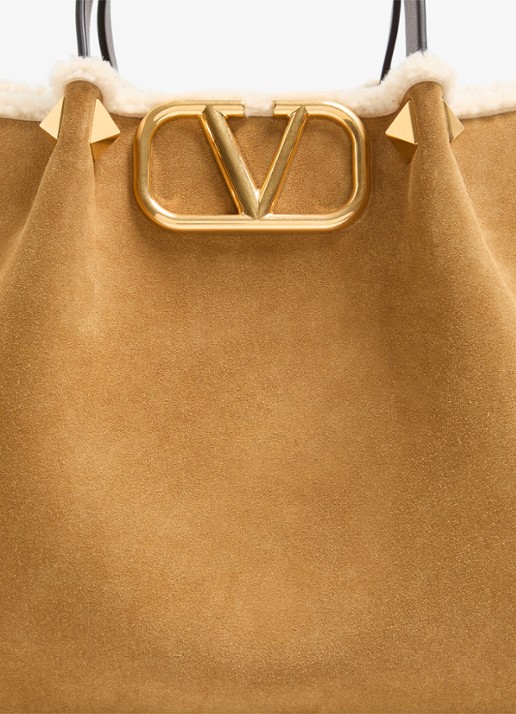 Valentino Garavani Medium shopper van kalfssuède met schapenvacht - detail 2 camel
