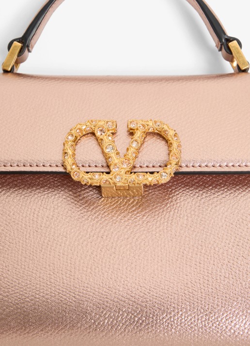Valentino Garavani Mini handtas van kalfsleer met metallic finish - detail 3 roze
