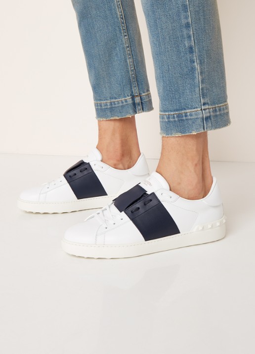 Valentino Garavani Open sneaker van kalfsleer met studs - voorkant 2 wit