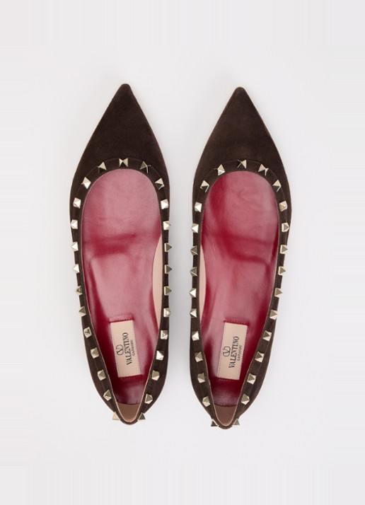 Valentino Garavani Rockstud ballerina van suède met studs - detail 2 donkerbruin