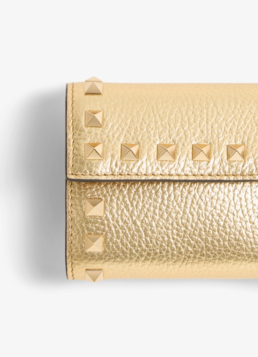Valentino Garavani Rockstud portemonnee van kalfsleer met metallic finish - detail 5 goud