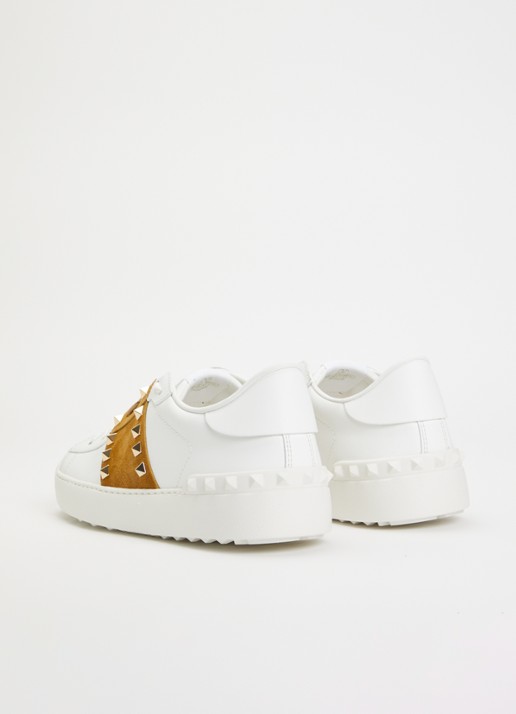 Valentino Garavani Rockstud sneaker van kalfsleer met suède details - achterkant 5 cognac