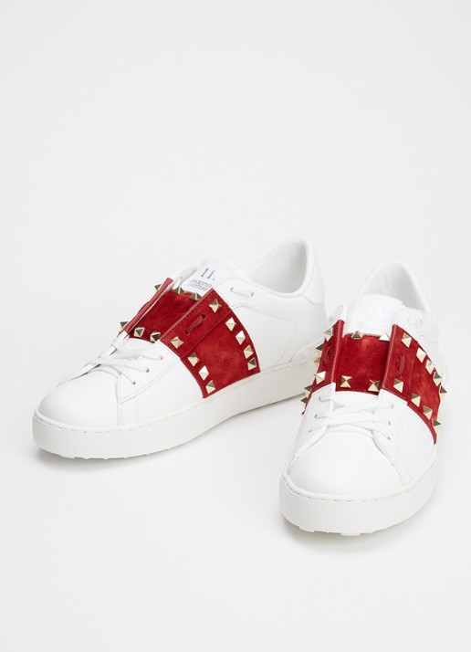 Valentino Garavani Rockstud sneaker van kalfsleer met suède details - detail donkerrood