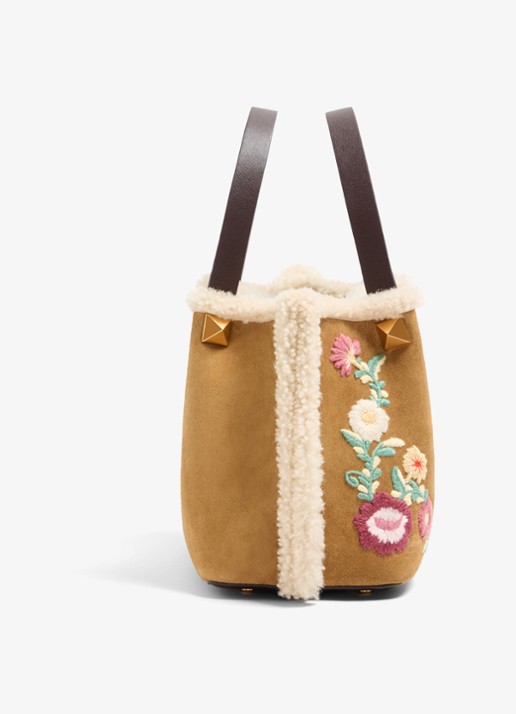 Valentino Garavani Shopper van kalfssuède met bloemborduring - detail camel